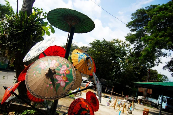 Ombrello fatto a mano per spettacolo e vendita viaggiatore a Bo-sang mano — Foto Stock