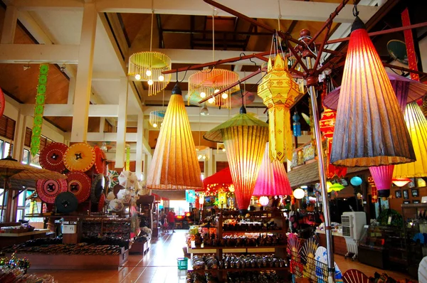 Guarda-chuva de arte artesanal para show e venda viajante na mão Bo-sang — Fotografia de Stock