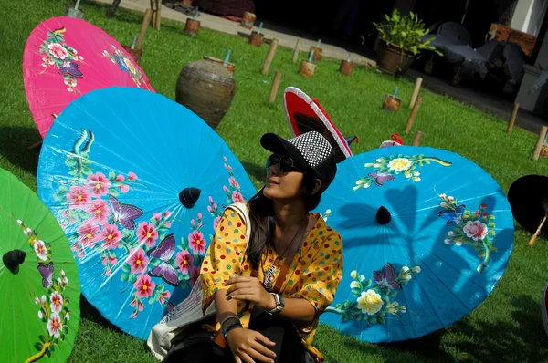 Las mujeres tailandesas viajan y retratan con paraguas de arte hecho a mano en Bo - —  Fotos de Stock