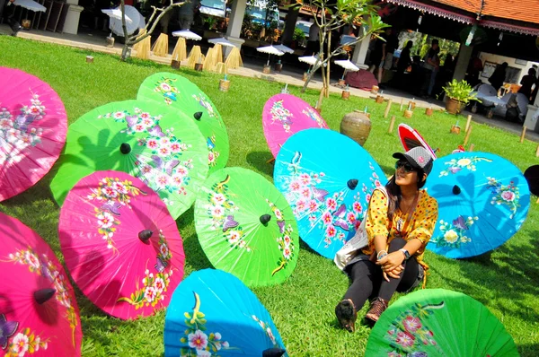 Thajské ženy cestování a portriat s ručně vyráběné umělecké deštník na Bo- — Stock fotografie