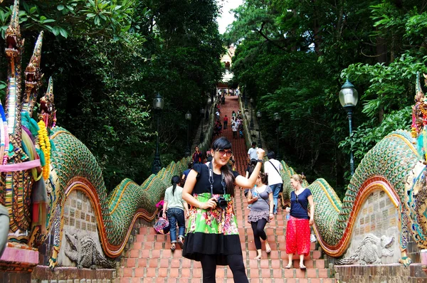 Thai women portrait and people walking at stairs for entrance to — Stock fotografie