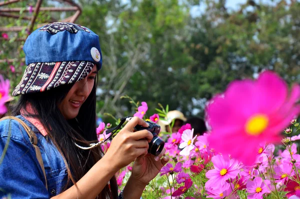 Menschen reisen und Portrait im Kosmos Blumen Feld von jim thomps — Stockfoto