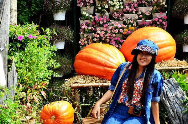 La gente viaja y y toma fotos con calabaza grande en Jim Thompso —  Fotos de Stock