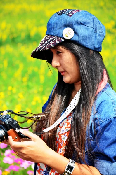 Mulheres viajam e tiram fotos Crotalaria juncea Campo de Jim Thomp — Fotografia de Stock