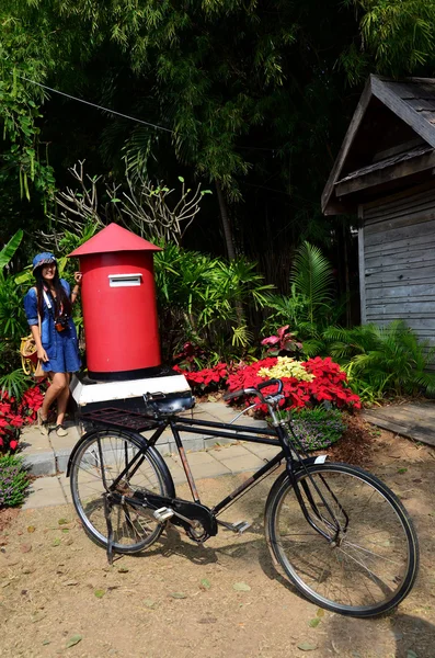 Portrét ženy, thajské štítek postbox Jim Thompson farmě — Stock fotografie