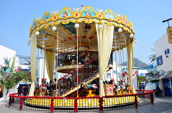 Les gens jouent au carrousel à l'amusement — Photo