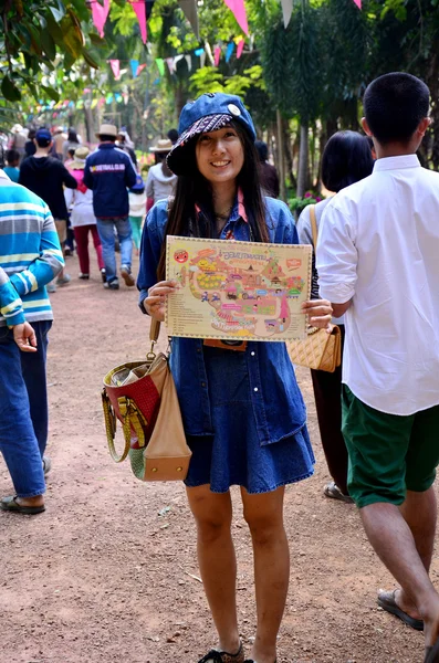 タイの女性ジム トンプソン ファームで公園をツーリングの地図を表示 — ストック写真