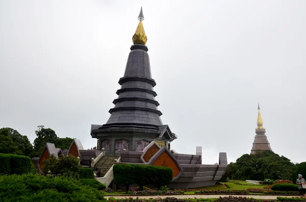 Les gens voyagent à Naphamethinidon et Naphaphonphumisiri chedis a — Photo