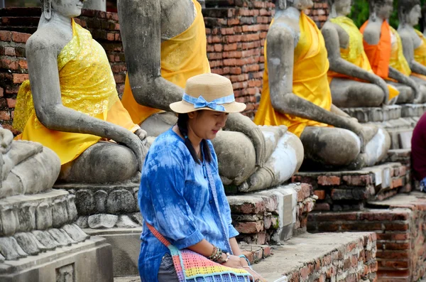 Retrato de mujer tailandesa con estatua de buda de Wat Yai chaimongkol — Foto de Stock