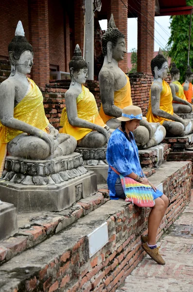 Portrait de femme thaïlandaise avec statue de bouddha de Wat Yai chaimongkol — Photo