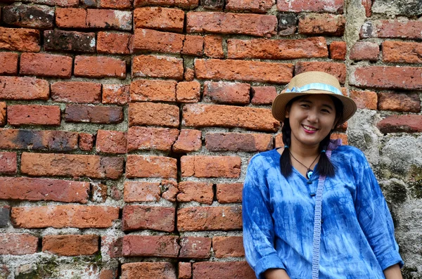 Portrait de femme thaïlandaise au mur de briques Fond de Wat Yai chaimong — Photo