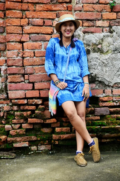 Thai woman portrait at Brick wall Background of Wat Yai chaimong — стокове фото