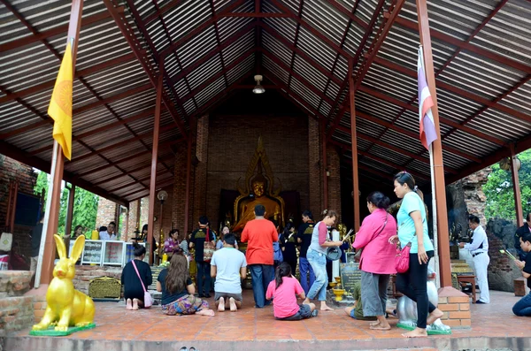 Thaise mensen bidden met bloem, joss stick en kaars voor Boeddha s — Stockfoto