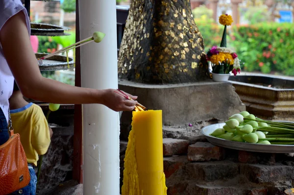 Thajci se modlit s kytičkou, vonné tyčinky a svíčky pro Buddha s — Stock fotografie