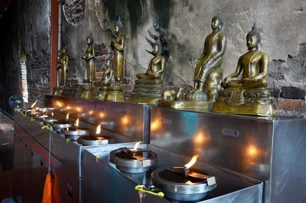 Tradice a kultura Thajsko, Thajci, nabízející olejová lampa — Stock fotografie