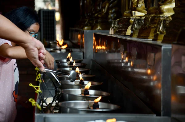 Tradición y cultura de Tailandia, los tailandeses ofrecen lámpara de aceite — Foto de Stock