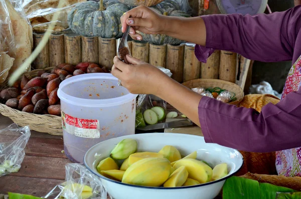 Thailändska merchant förbereda Chili med Salt och peppar sås mango — Stockfoto