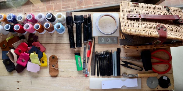 Herramientas de artesanía de cuero llavero hecho a mano y pequeño bolso — Foto de Stock