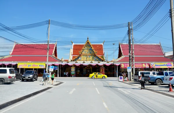 La gente rezando Luang Pho Wat Rai Khing es una estatua de Buda en — Foto de Stock