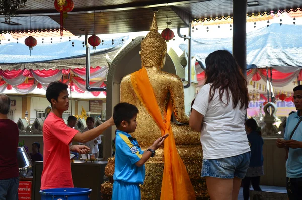 La gente rezando Luang Pho Wat Rai Khing es una estatua de Buda en — Foto de Stock