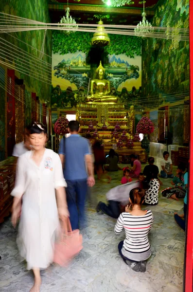 Люди молятся Луанг Пхо Ват Рай Кинг является статуя Будды на — стоковое фото