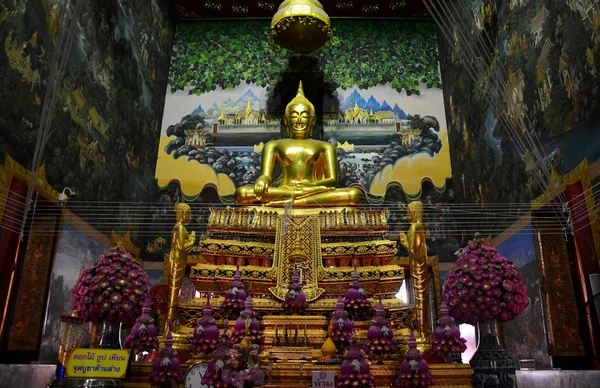 Luang Pho Wat Rai Khing is a statue of Buddha for people praying — Stock Photo, Image