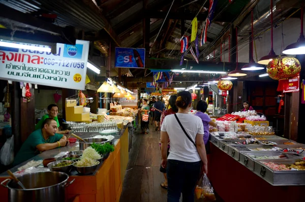 Ταϊλάνδης άνθρωποι ταξίδια και ψώνια τροφίμων στο Don Wai πλωτή αγορά — Φωτογραφία Αρχείου