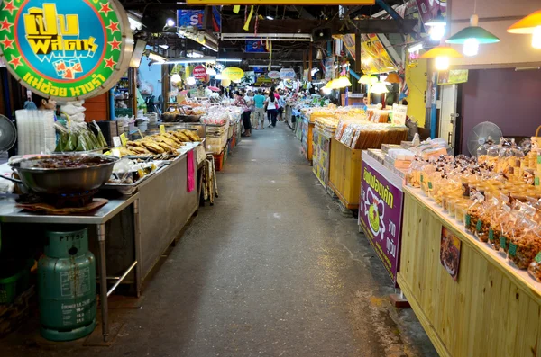 Thailändska människor resor och shopping mat på Don Wai Floating Market — Stockfoto