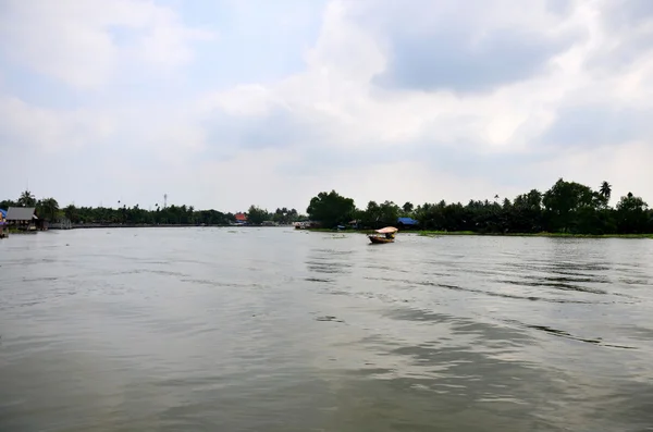 Amphawa Suüstü Pazarı yakınındaki Mae Klong Nehri'nde tekne — Stok fotoğraf