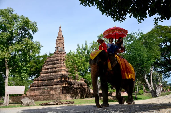 Viajero a caballo elefante para recorrer la antigua ciudad de Ayutthaya — Foto de Stock