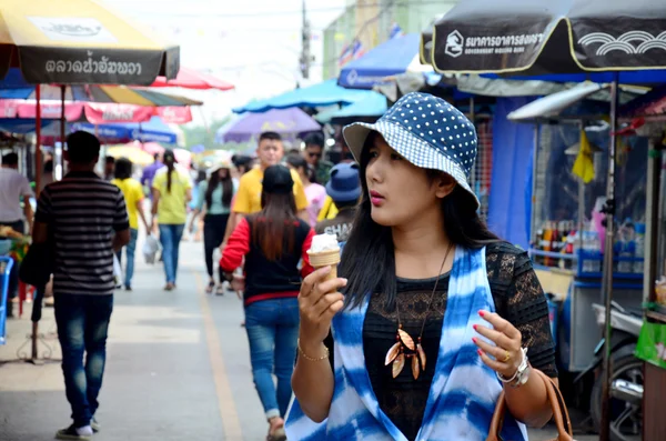 Lidé cestují a portrét v Amphawa Floating Market — Stock fotografie