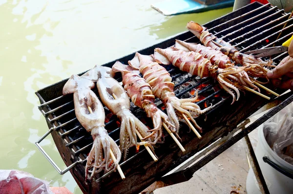 Pečená chobotnice na prodej na Amphawa plovoucí trh — Stock fotografie