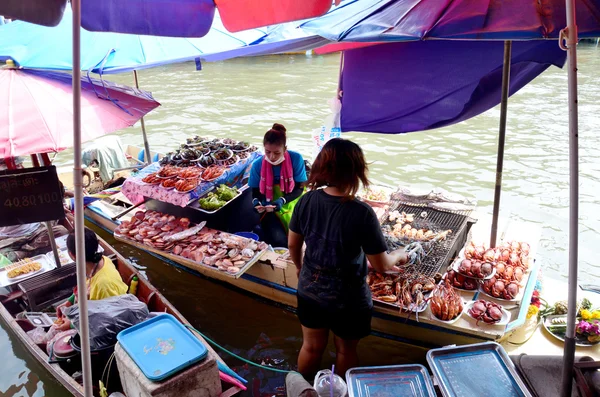 Persone vendita cibo e frutti di mare in barca per il viaggiatore a Amphawa Fl — Foto Stock