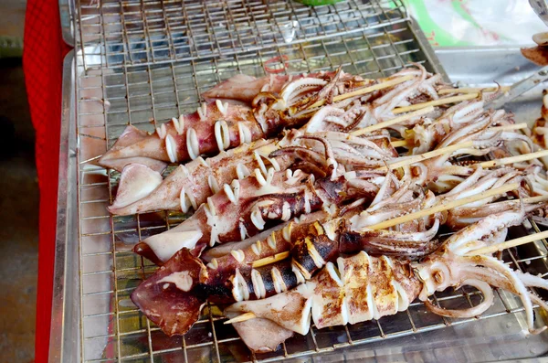 Roast squid for sale at Amphawa Floating Market — Stock Photo, Image