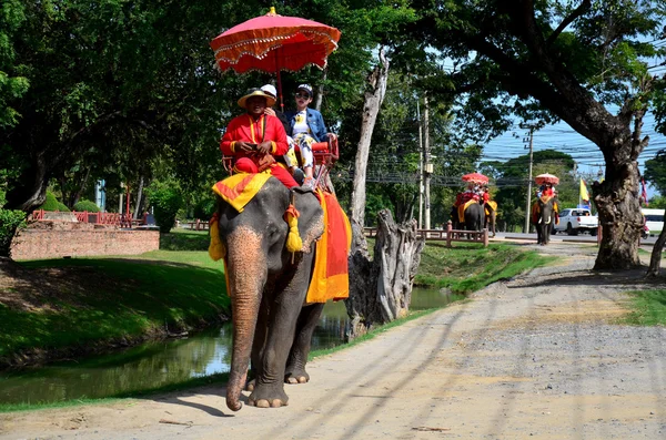 Reiziger rijden olifant voor tour rond de oude stad Ayutthaya — Stockfoto