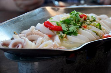 Buğulanmış kalamar baharatlı biber ve limon sos ile