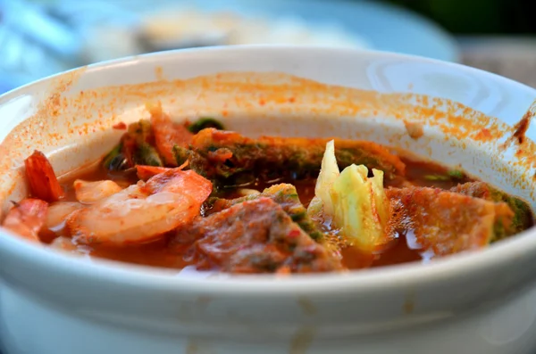 Kaeng som cha-om goong in restaurant — Stockfoto