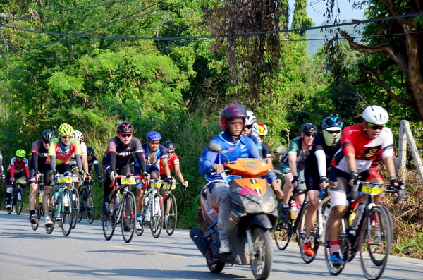 Tailandês pessoas de bicicleta de bicicleta em corrida no Khao Yai — Fotografia de Stock