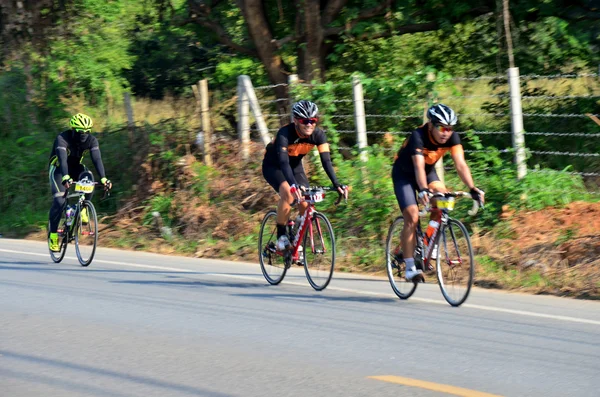 Tailandês pessoas de bicicleta de bicicleta em corrida no Khao Yai — Fotografia de Stock