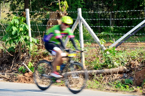 Bicicleta borrosa porque la velocidad de las personas en bicicleta —  Fotos de Stock