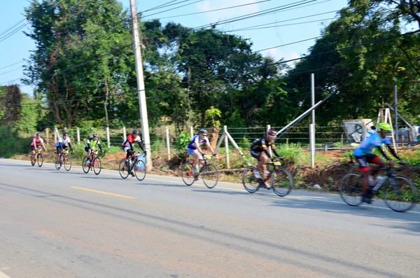Tailandês pessoas de bicicleta de bicicleta em corrida no Khao Yai — Fotografia de Stock