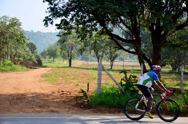 Tajowie rowerowe rower w wyścigu w Khao Yai — Zdjęcie stockowe