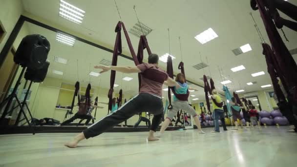 Yoga dans les hamacs, un groupe de personnes à former — Video