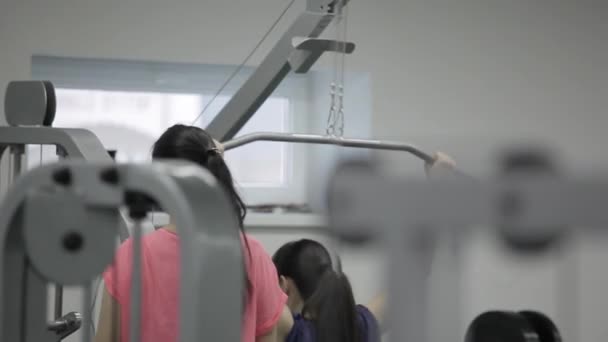 Mujer Drawing on Row Machine en gimnasio — Vídeo de stock