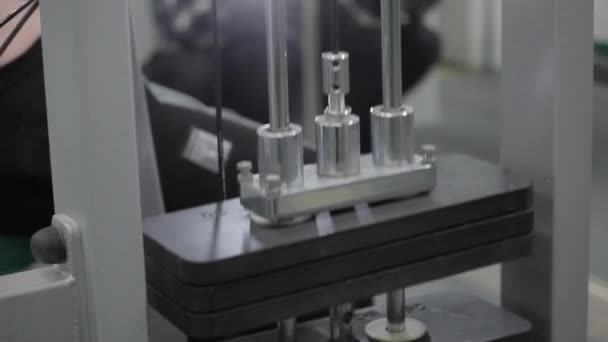 entraîneur dans la salle de gym 