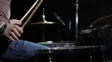 Şarkıcı sanatçı, gitar, davulcu ile sahnede konser rock bant. Müzik video punk, ağır metal veya rock grubu. Ağır çekim enstrüman erkek Orkestrası.