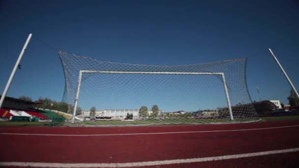 Fußballtor an einem sonnigen Tag — Stockvideo