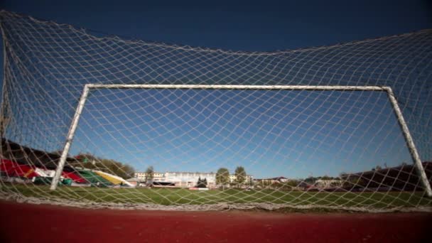 Puerta de fútbol en un día soleado — Vídeo de stock