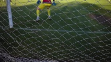 kaleci maç ısınma arkası beyaz futbol kılavuz. ızgara üzerinde odaklanmak