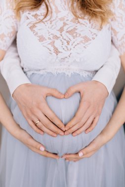 Evdeki güzel hamile kadın.